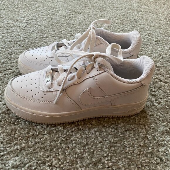 Women's Size 6.5 - Nike Air Force 1 White Classic Shoe - Picture 3 of 5